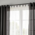 découvrez comment associer un rideau occultant et un voilage sur la même tringle pour créer un intérieur élégant, alliant fonctionnalité et esthétisme.