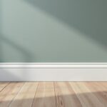 découvrez nos conseils et astuces pour savoir s'il faut peindre les plinthes de la même couleur que le mur et réussir la décoration de vos pièces.